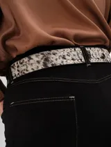 Cinturón marrón de cuero con hebilla metálica dorada rectangular.