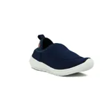 Zapatillas deportivas de estilo slip-on, color azul marino con textura acolchada y suela de goma blanca. Presentan un diseño ergonómico y flexible, ideal para uso diario.