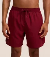 Bermuda deportiva masculina de color gris azulado, confeccionada en tejido técnico con textura perforada. Presenta cintura elástica con cordón de ajuste y diseño funcional para entrenamiento.