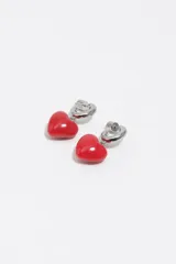 Caravanas doradas con argolla tipo criolla y dije colgante en forma de corazón color blanco perlado.