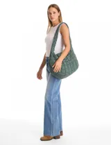 Bolso capitoneado color verde oscuro, marca Do Everything In Love, con abertura de cierre, reparticiones y bolsillos internos, y bolsillos laterales con cierre.