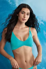 Top de bikini tipo triángulo color turquesa, confeccionado en tejido acanalado con tirantes finos regulables.