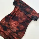 Vestido ajustado con estampado abstracto en tonos marrones y negros.