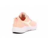 Championes deportivos Diadora modelo Orion para mujer, color rosa pálido con logo lateral en color crema. Tienen capellada de malla transpirable, cordones a tono y suela blanca con puntera de goma negra.