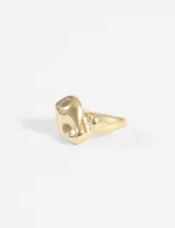 Anillo plateado de acero quirúrgico hipoalergénico con textura marcada.