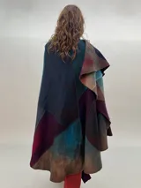 Capa de lana merino afieltrada, con diseño de espiral en tonos azul, marrón, gris y borgoña.