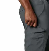 Pantalón de senderismo gris con cinturón negro, corte recto y múltiples bolsillos cargo. Confeccionado con tejido resistente al agua y tecnología Omni-Wick para mayor comodidad.