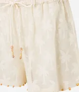 Salida de playa de algodón con textura de palmeras, lazo en la cintura y adornos de madera.