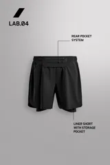Short de running 2 en 1 color beige, confeccionado en tejido técnico ligero y elástico con malla interior integrada. Presenta cintura elástica ajustable con cordón, bolsillo trasero con cierre y aberturas laterales en el bajo.