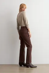 Pantalón de corte recto en color chocolate, confeccionado en tejido de algodón con acabado liso. Presenta tiro medio, cierre frontal con botón y cremallera, y bolsillos laterales y traseros.