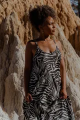 Vestido largo con estampado animal print de leopardo, breteles finos y talle único adaptable del S al XL.