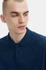 Polo azul marino de corte clásico, manga corta y logo bordado en el pecho.