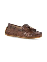 Mocasines de cuero con textura de reptil en tonos marrones, con detalle de flecos y herraje metálico dorado en el empeine.