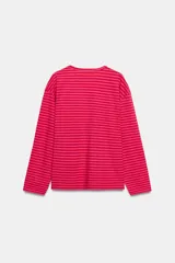 Remera de manga larga con diseño de rayas horizontales en tonos fucsia y rosado, cuello redondo y corte holgado.
