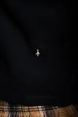 Polera de manga larga color marrón jaspeado, con cuello alto y corte ajustado al cuerpo.