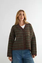 Cardigan de punto con diseño de rayas horizontales en tonos verde y marrón, cuello en V y cierre frontal con botones.