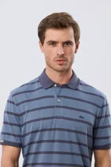 Remera polo de manga corta con diseño de rayas horizontales en color azul marino y rosado. Cuenta con cuello camisero, cierre frontal con botones y calce clásico.