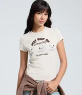 Remera new t-shirt de algodón color crema, con estampado en la espalda de Snoopy y Charlie Brown bailando, y la frase "Just Keep On Dancing" y "The Snoopy Dance".