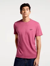 Remera blanca de manga corta con cuello redondo y estampa frontal con diseño gráfico de club de pesca en tonos azul y rojo.