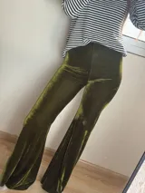 Pantalón Oxford de terciopelo verde oliva, tiro alto con elástico en la cintura.
