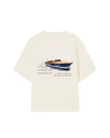 Remera color crema de corte recto y mangas cortas, con estampado en la espalda de un yate y nombres de ciudades.