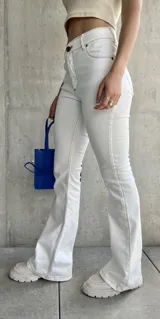 Pantalón de jean blanco, tiro alto, corte oxford y con lycra.