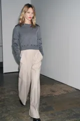 Jersey de punto de cuello redondo y manga larga, con diseño cropped. Presenta detalles de costuras con botones que permiten desmontar partes de la prenda en las mangas y en la cintura.