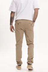 Pantalón chino color marrón claro, de corte recto y tiro medio.