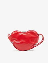 Bolso bandolera Diesel modelo Scrunch-D Heart, de color rojo y diseño en forma de corazón. Confeccionado en piel con acabado brillante y arrugado, presenta el logotipo D de metal con cristales en el centro, cierre de cremallera doble y correa ajustable.