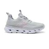 Championes deportivos grises con detalles en rosa y suela blanca con diseño geométrico.