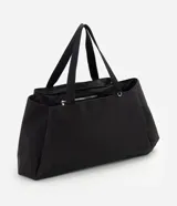 Cartera tipo shopper grande de Satinato en color negro, confeccionada en poliéster con estructura amplia y laterales expandibles. Cuenta con asas dobles de cinta reforzada, cierre superior y bolsillos con cierre.