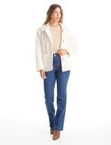 Sobrecamisa de tejido sherpa color blanco, con cuello solapa, cierre frontal con botones y bolsillos delanteros.