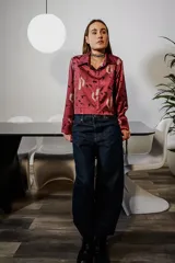 Camisa bordó de satén con estampado personalizado, cuello camisero, cierre frontal con botones y mangas largas con puños rectos.