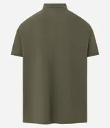 Remera polo de manga corta color verde militar, confeccionada en algodón peruano con cuello convencional y cierre de botones.