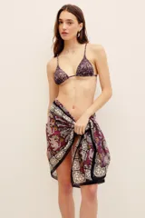 Conjunto de bikini de dos piezas con estampado de imitación de piel de serpiente. Corpiño triangular con tirantes finos y bombacha clásica.