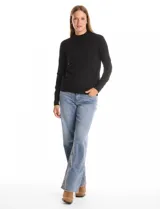 Buzo de tejido de punto color beige, con cuello alto y mangas largas. Presenta un diseño de calce ajustado con puños y ruedo acanalados.