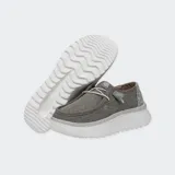 Zapatillas Hey Dude modelo Wendy Peak Chambray, color gris, con parte superior de tela, cordones elásticos y suela de plataforma elevada con diseño dentado.