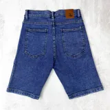 Bermuda de jeans skinny color azul.
