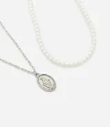 Set de dos collares: uno con cadena de eslabones plateada y medalla de la Virgen María, y otro con perlas artificiales.
