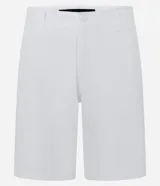 Bermuda masculina de corte slim, confeccionada en sarga de algodón. Presenta cintura con trabillas, cierre tradicional con botón y bolsillos laterales.