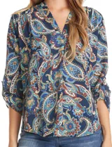 Blusa de gasa con estampado de estilo paisley en tonos azules, marrones y celestes. Presenta cuello a la base con escote en V y mangas largas con sistema de ajuste mediante presilla y botón.
