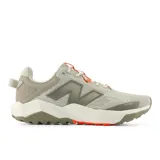 Championes New Balance DynaSoft Nitrel v6 para dama, color beige con detalles en gris y naranja.