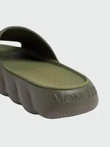 Sandalias tipo slide Moncler modelo Lilo, confeccionadas en material EVA con diseño acolchado y logo de la marca grabado en la banda superior. Presentan una plantilla texturizada antideslizante.
