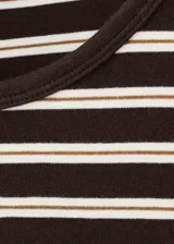 Camiseta de manga larga ajustada, con diseño de rayas horizontales en tonos marrón, blanco y negro, y cuello redondo.