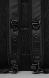 Mochila urbana de diseño minimalista en color negro, confeccionada en material tracker waterproof. Cuenta con compartimento principal amplio, espacio para notebook, bolsillo frontal de acceso rápido y cierres termosellados. Incluye espalda y correas acolchadas regulables.