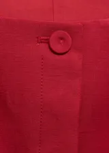 Chaleco de corte sastre con cuello escotado y tirantes anchos. Presenta cierre frontal con botones ocultos bajo tapeta y dos bolsillos de ribete delanteros. Confeccionado en una mezcla de viscosa, lino y algodón con forro interior de algodón.