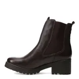 Bota tipo Chelsea de cuero marrón con textura granulada, paneles laterales elásticos y suela track con taco cuadrado.