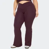 Pantalón deportivo Fabletics acampanado color negro, confeccionado en tejido ultrasuave y transpirable, con cinturilla cruzada.