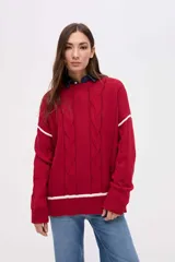 Buzo de punto tejido en algodón, con diseño de ochos y detalles en color blanco en sisas y ruedo. Presenta cuello redondo y calce holgado.