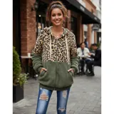 Campera tipo polar con cierre frontal, diseño combinado con estampado animal print en la parte superior y tejido de peluche blanco en la parte inferior. Cuenta con capucha con cordones ajustables y dos bolsillos frontales.